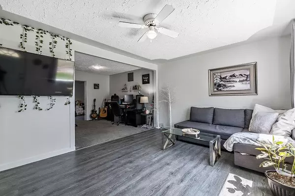 Calgary, AB T3B 1Y7,8628 46 AVE NW