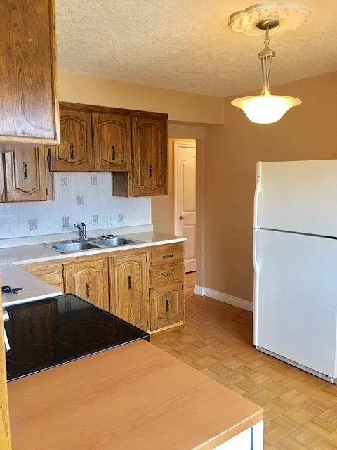 Calgary, AB T3E 3J1,3128 39 ST SW