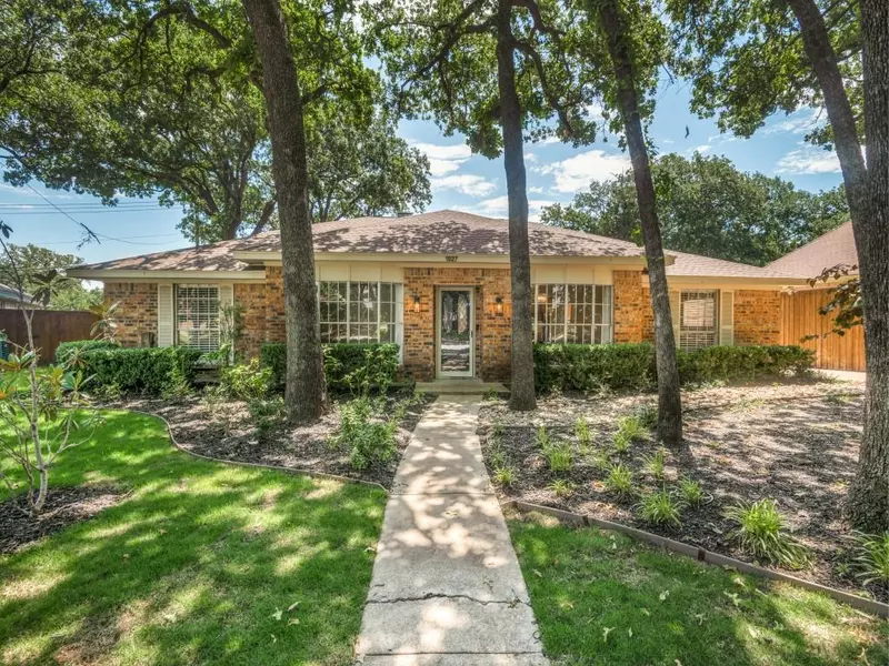 1927 Larchmont Drive, Arlington, TX 76006