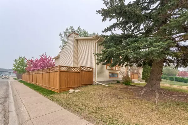 Calgary, AB T2A 7L2,24 Applewood DR SE