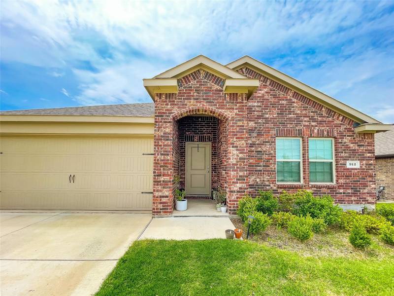 912 English Drive, Aubrey, TX 76227