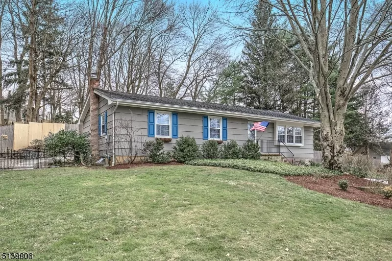 14 Willow Ave, Peapack Gladstone Boro, NJ 07977