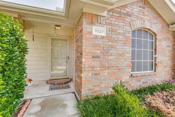 1027 Stonebrook Drive, Grand Prairie, TX 75052