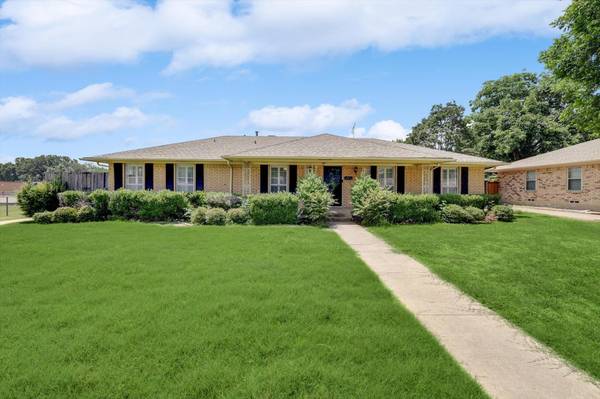 1306 Kingsbridge Drive, Garland, TX 75040