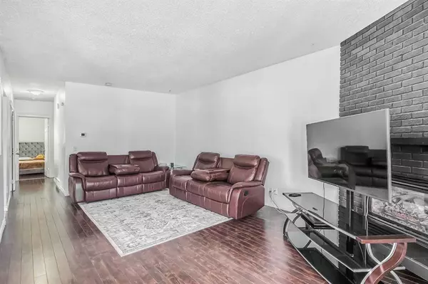 Calgary, AB T2B 2J9,1834 46 ST SE