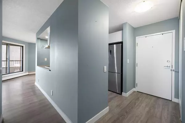 Calgary, AB T2E 3W6,526 5 ST NE #302