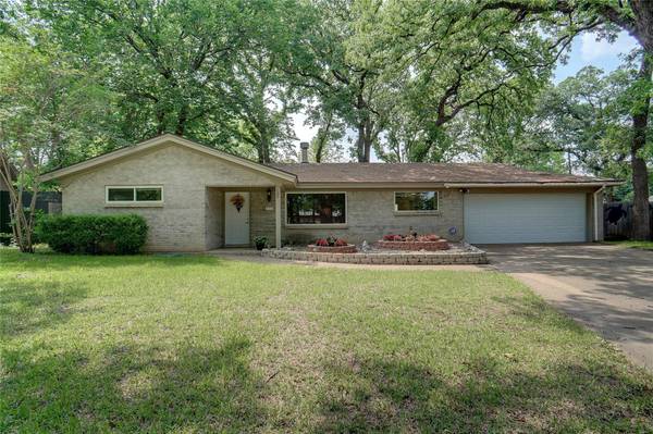 104 Post Oak Circle, Hurst, TX 76053