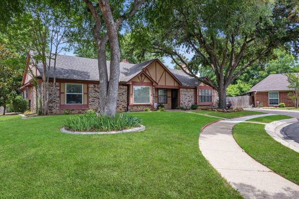 2601 Aquaduct Court, Bedford, TX 76022