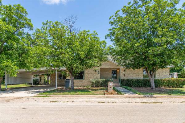 207 Cullins Street, Bangs, TX 76823