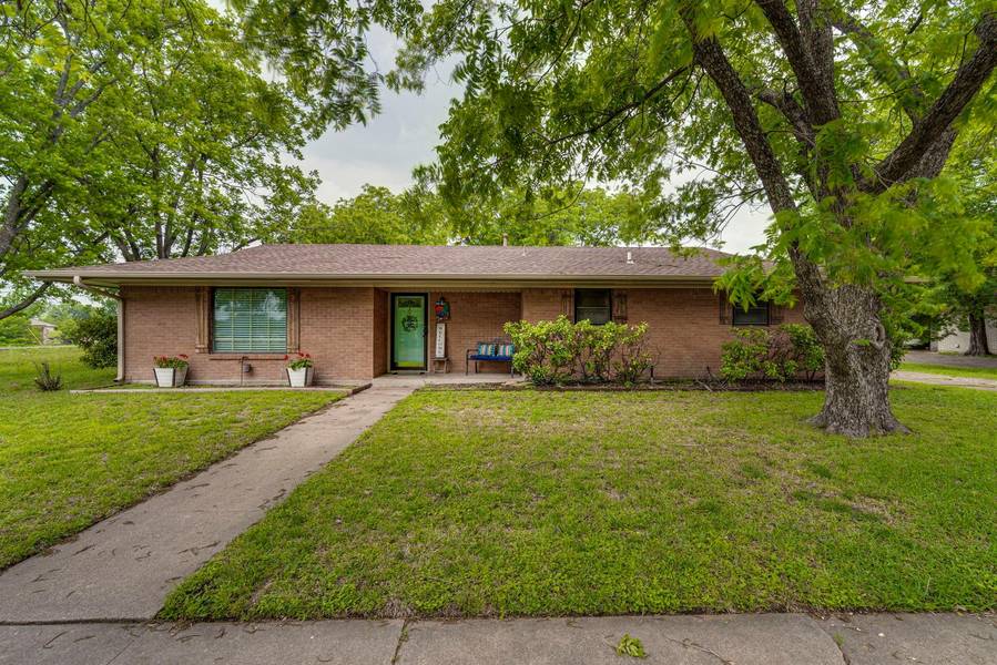 1412 Hillcrest Street, Ennis, TX 75119