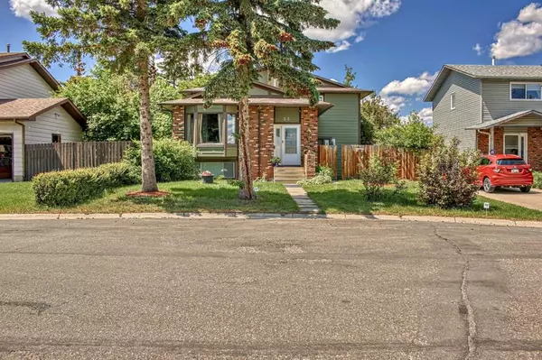 Calgary, AB T3K 1G4,55 Bermuda Close NW