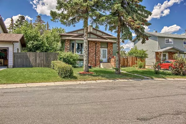 Calgary, AB T3K 1G4,55 Bermuda Close NW