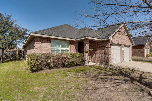 215 Stable Drive, Waxahachie, TX 75165