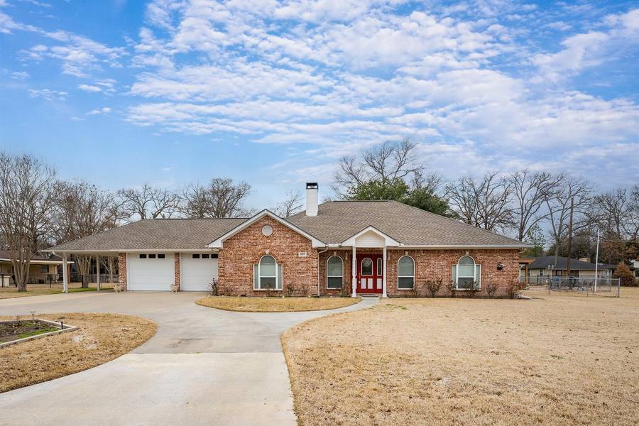 109 Meadowood Road, Enchanted Oaks, TX 75156