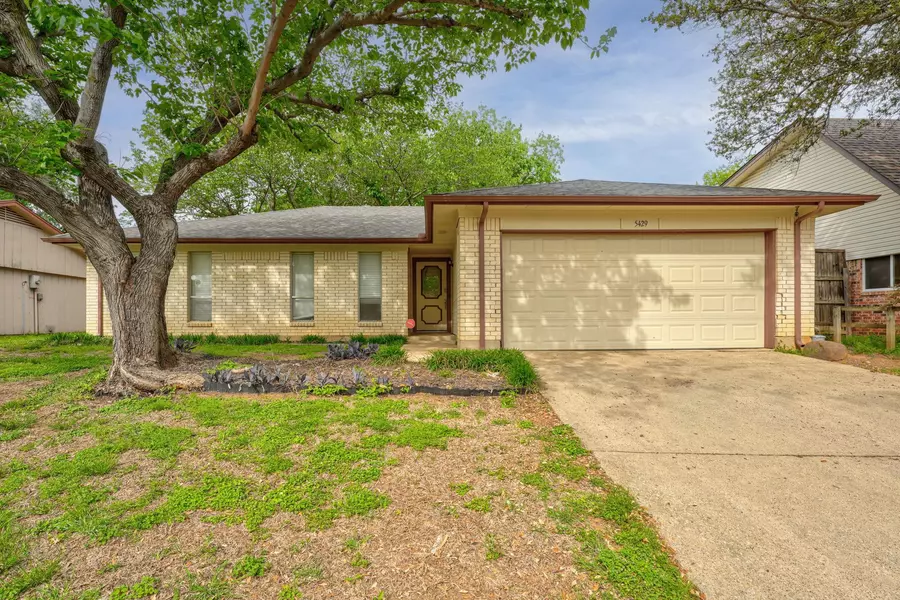 5429 Kings Manor Drive, Lake Dallas, TX 75065