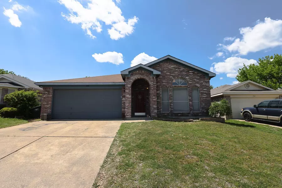 758 Deauville Circle W, Fort Worth, TX 76108