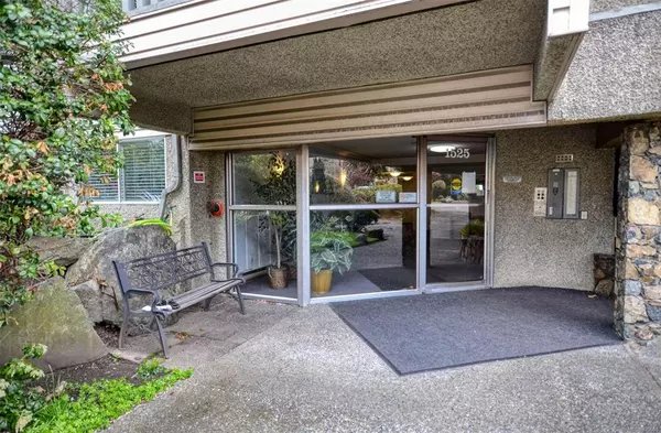 Victoria, BC V8T 2C1,1525 Hillside Ave #306