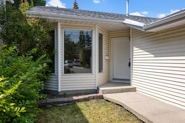 Calgary, AB T3K 3W3,162 Macewan Ridge CIR NW