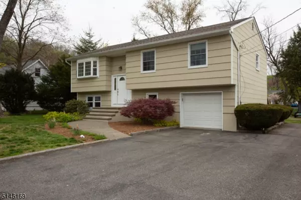 14 Poplar St, Bloomingdale Boro, NJ 07403