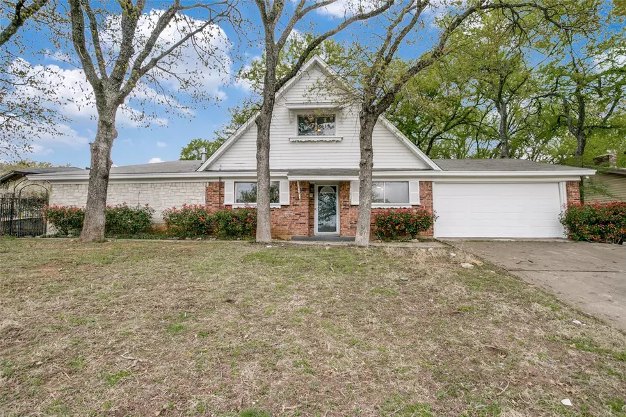 2216 Lucas Drive, Fort Worth, TX 76112