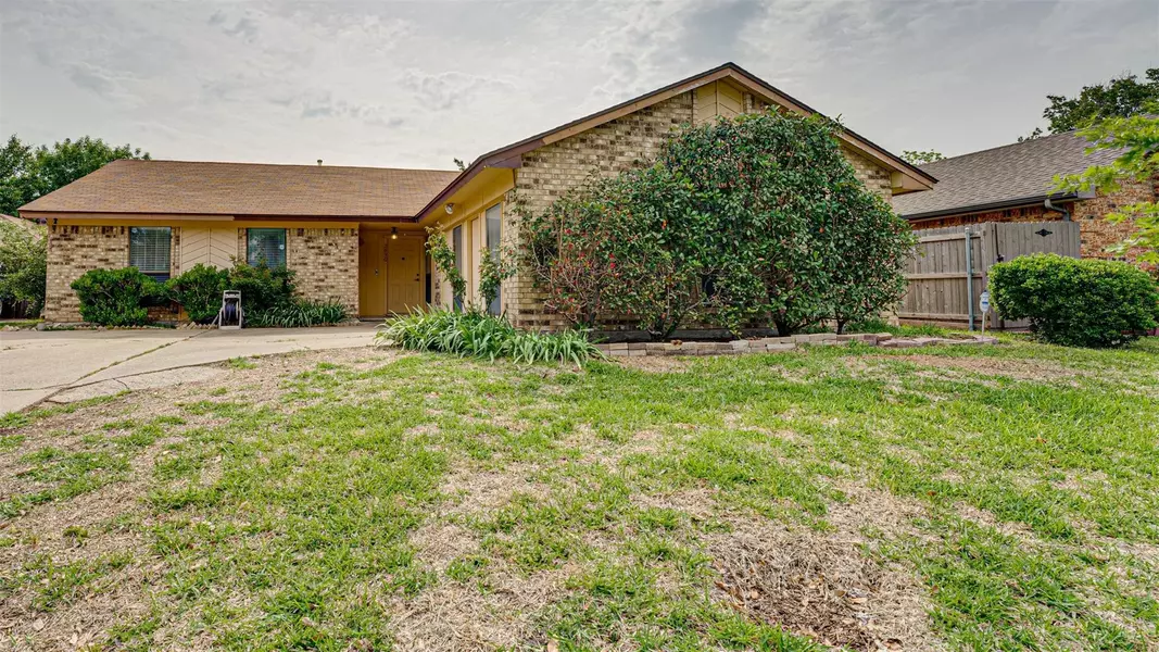 2930 Lake Park Drive, Grand Prairie, TX 75052