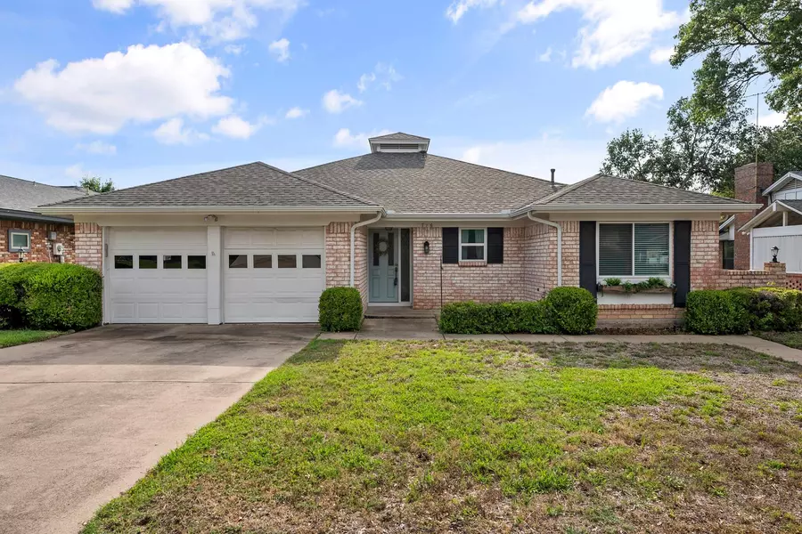 716 Putter Drive, Fort Worth, TX 76112