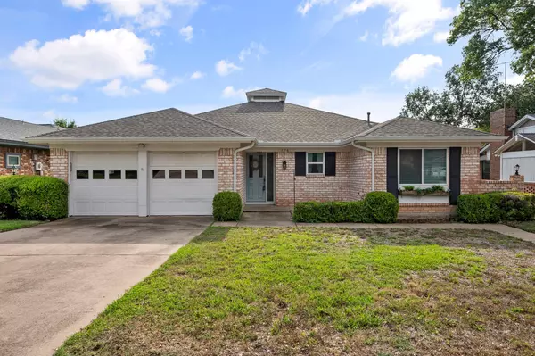 716 Putter Drive, Fort Worth, TX 76112