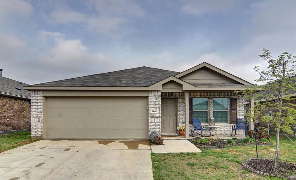 1200 Lady Bird Street, Ennis, TX 75119