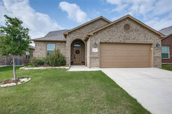 213 Emerald Creek Drive, Fort Worth, TX 76131