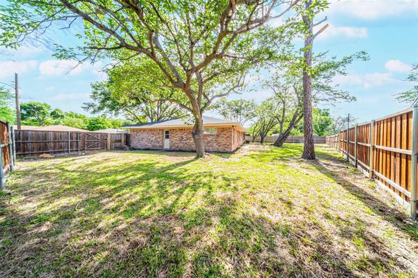 337 W Cober Drive, Grand Prairie, TX 75051