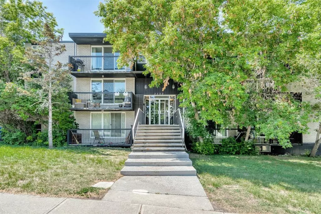 Calgary, AB T2T 4m5,2137 17 ST SW #304