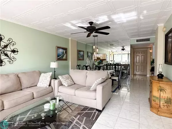 Oakland Park, FL 33309,106 Royal Park Dr  #4A