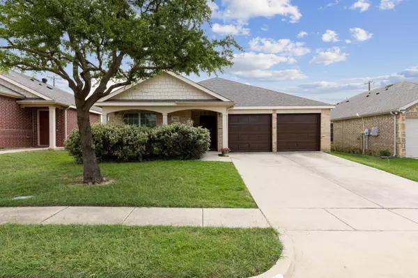 952 Furlong Drive, Grand Prairie, TX 75051