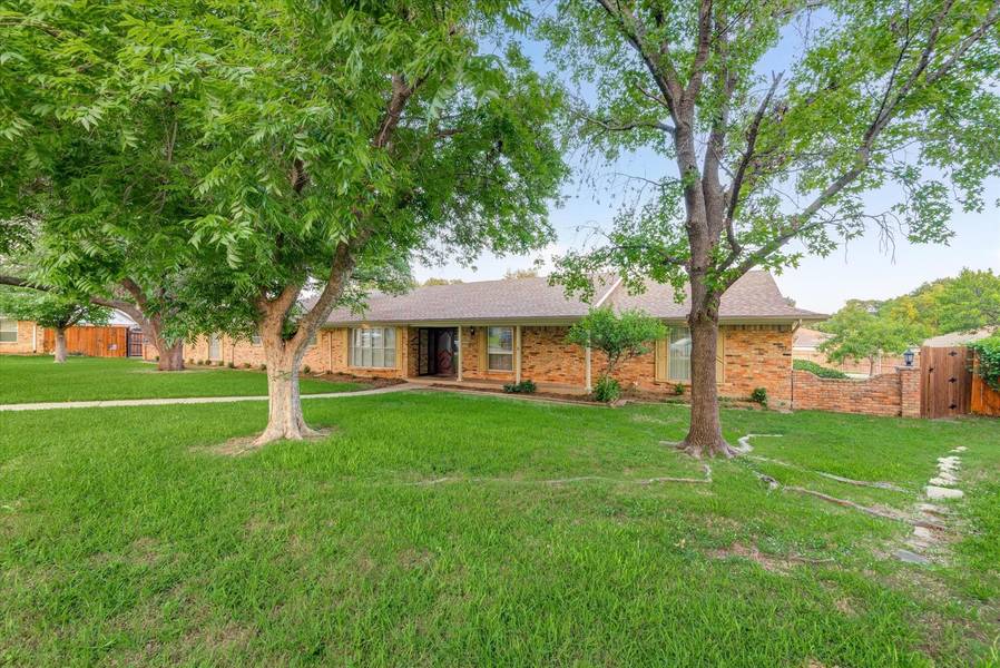 2025 Oxford Circle, Grand Prairie, TX 75051