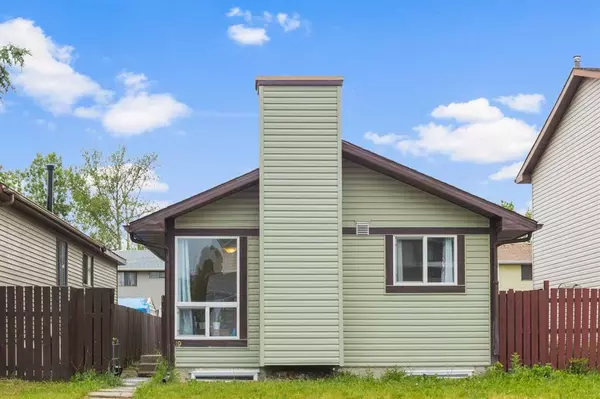 Calgary, AB T3J 1Y6,19 Castlegreen Close NE