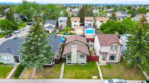 Calgary, AB T3J 1Y6,19 Castlegreen Close NE