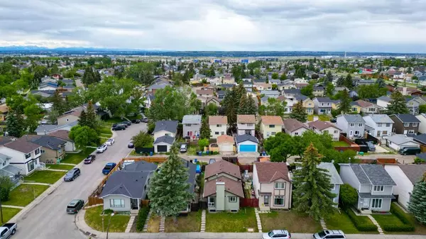 Calgary, AB T3J 1Y6,19 Castlegreen Close NE