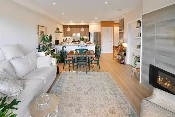 Esquimalt, BC V9A 5B8,835 Dunsmuir Rd #304