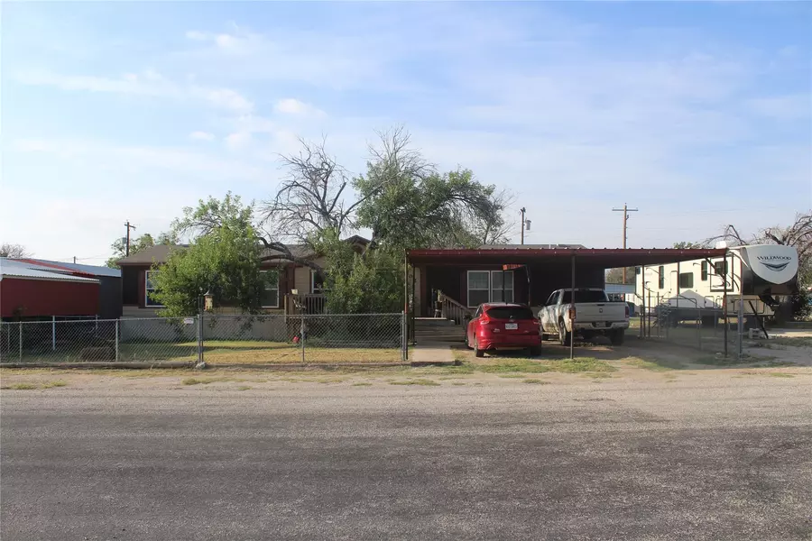 302 7th Street E, Iraan, TX 79744