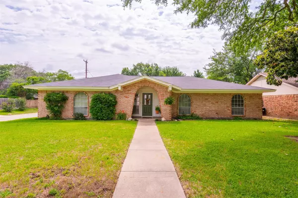 2601 Monterrey Street, Arlington, TX 76015