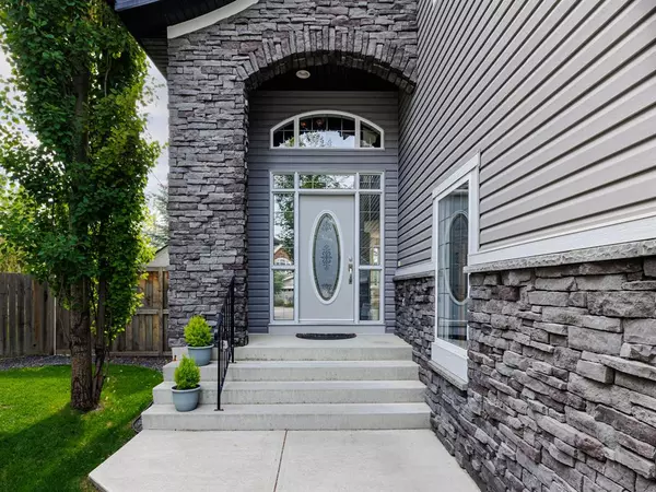 Calgary, AB T3H 5R9,39 Cougar Plateau PL SW