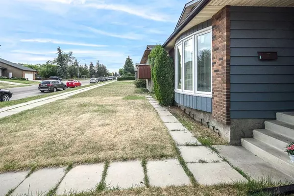 Calgary, AB T3K 2A9,196 Bermuda DR NW