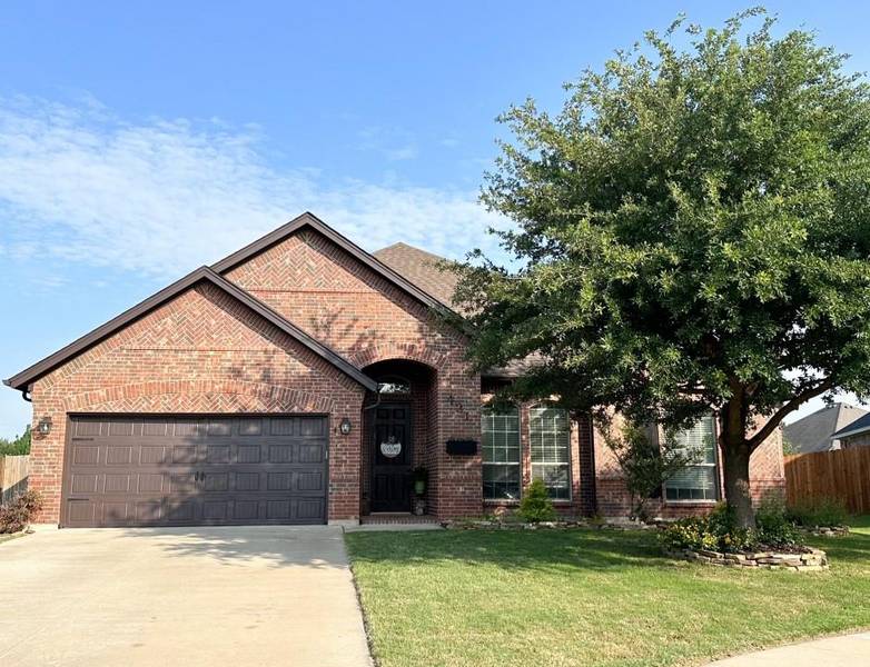 421 Locksley Court, Saginaw, TX 76179