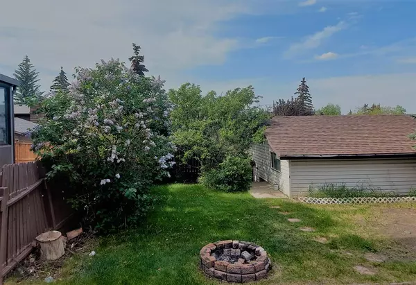 Calgary, AB T3K 1X5,15 Beaconsfield Close NW