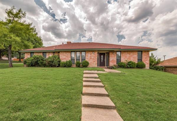 901 Cove Meadow Circle, Desoto, TX 75115