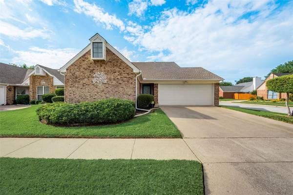 1604 Autumn Chase Square, Bedford, TX 76022