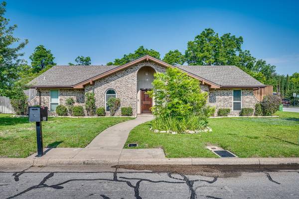 1900 Winewood Lane, Arlington, TX 76013