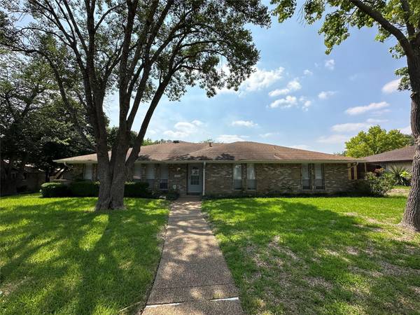 1037 Pine Tree Lane, Desoto, TX 75115