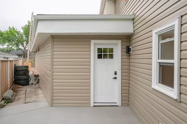 Calgary, AB T2J 1X1,10719 Mapleglen CRES SE