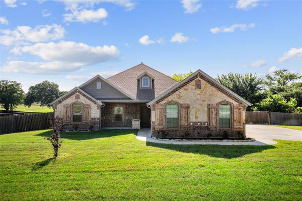 180 Briar Meadows Circle,  Azle,  TX 76020